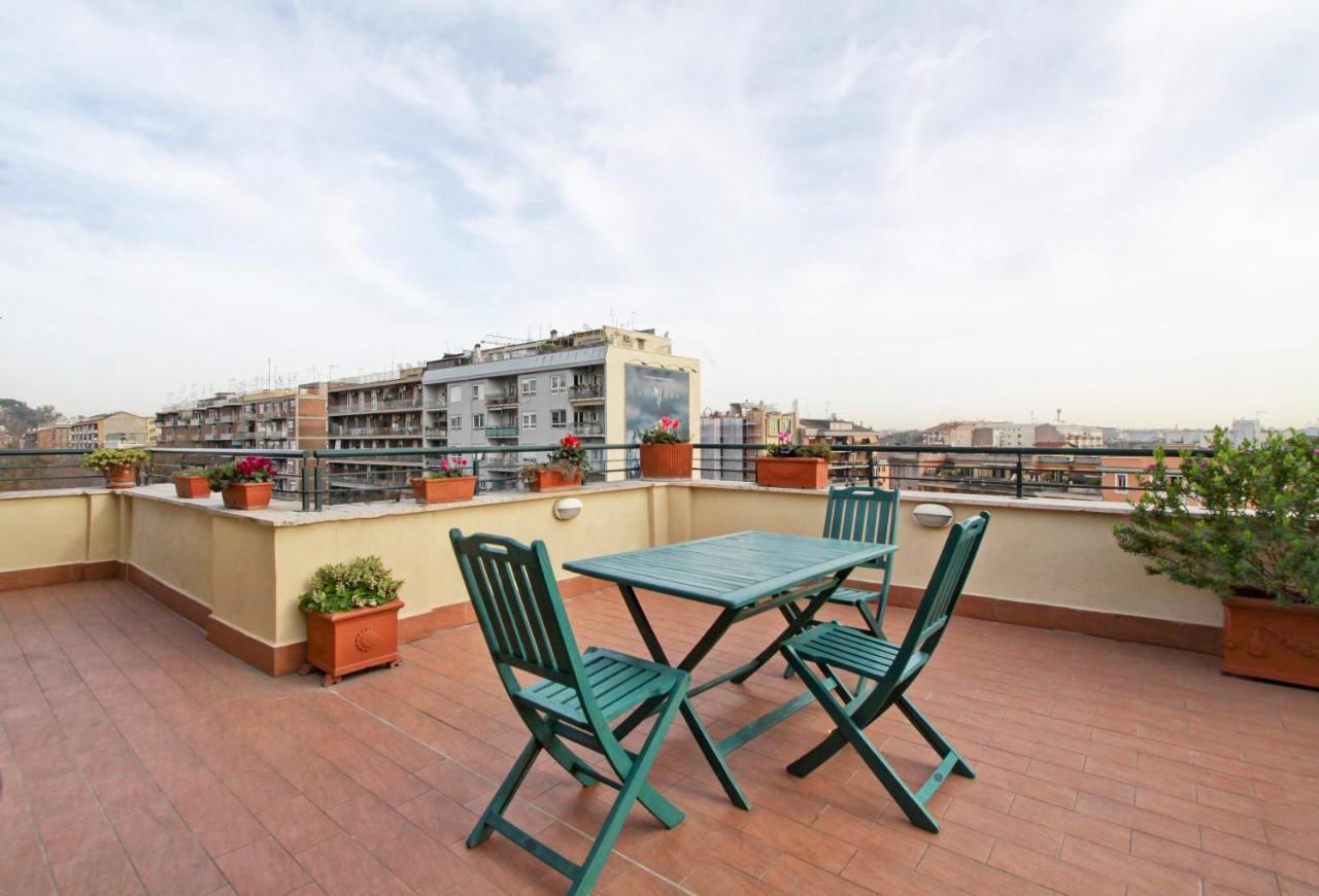 In The Clouds Over Trastevere, Penthouse Studio Apartment โรม ภายนอก รูปภาพ