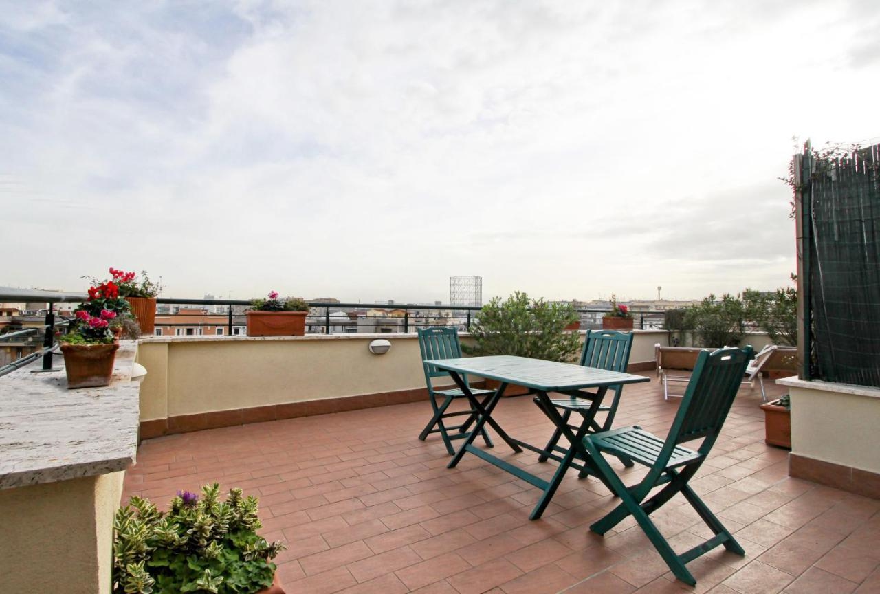 In The Clouds Over Trastevere, Penthouse Studio Apartment โรม ภายนอก รูปภาพ